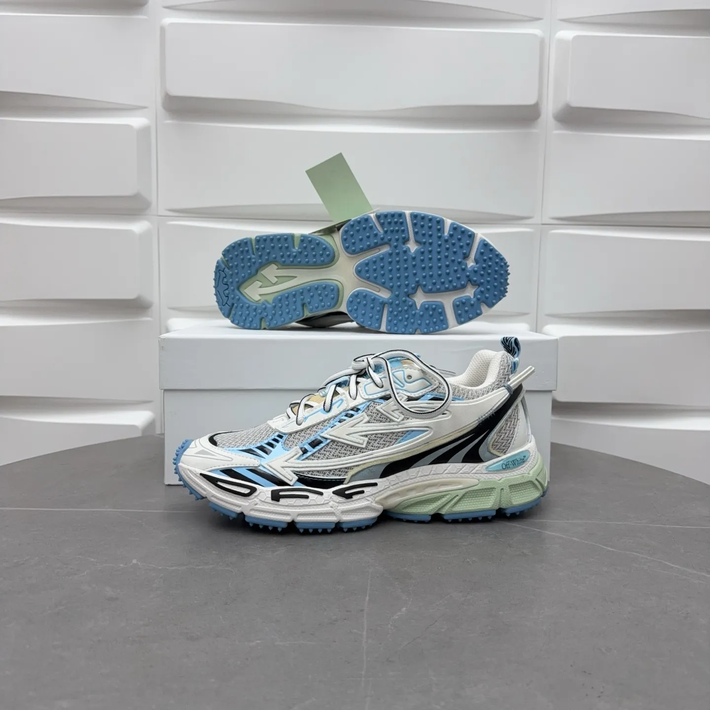 【off- white】P: 720💰Couple style👫, Size: 35-44 (Male 38.45.46 custom-made) High-quality version👊"Out of office" series original mold opening, original lasting, production process 1:1 original version ➰OFF GREY) OFF-WHITE Be Right Back Couple style👫Round toe lace-up arrow pattern low-top lifestyle casual shoes green. A running shoe called the "Be Right Back" sneaker. The design of this sneaker is inspired by Japanese sports aesthetics and craftsmanship, with running performance and principles at its core.